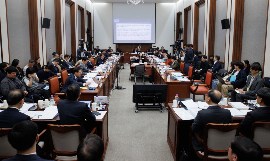 24일 서울 서초구 서울고등법원에서 국회 법제사법위원회의 서울·수원고법 및 서울중앙·인천·수원지법, 서울행정·가정·회생법원 등 17개 기관에 대한 국정감사가 열리고 있다.국회사진기자단=연합뉴스.